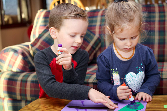 children assembling their letter T craft