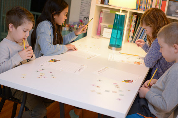 children play Thanksgiving Scramble
