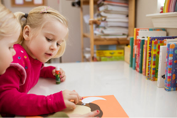 girl assembles her uppercase letter O craft